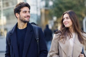 Comment attirer une femme sans lui parler : les gestes et attitudes qui font la différence