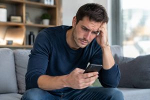7 sms que les hommes détestent recevoir : les messages qui peuvent agacer 💬