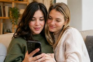 Femme cherche femme lesbienne : comment faire des rencontres sincères en ligne ?